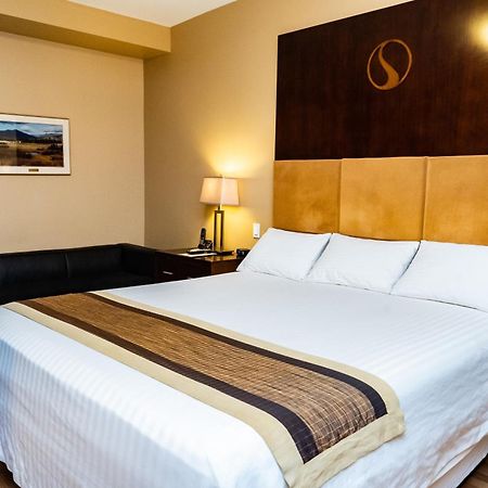 SKKY Hotel Whitehorse Buitenkant foto