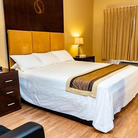 SKKY Hotel Whitehorse Buitenkant foto