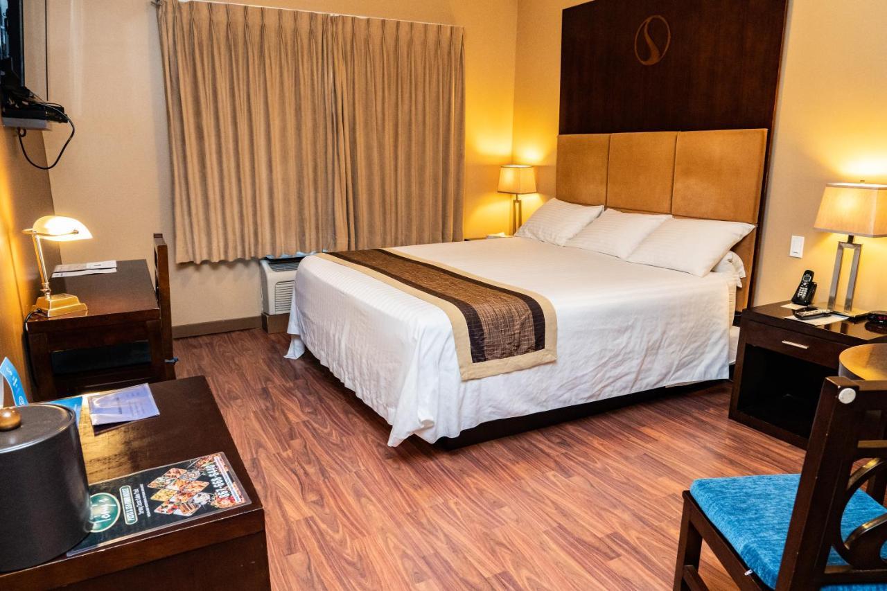 SKKY Hotel Whitehorse Buitenkant foto