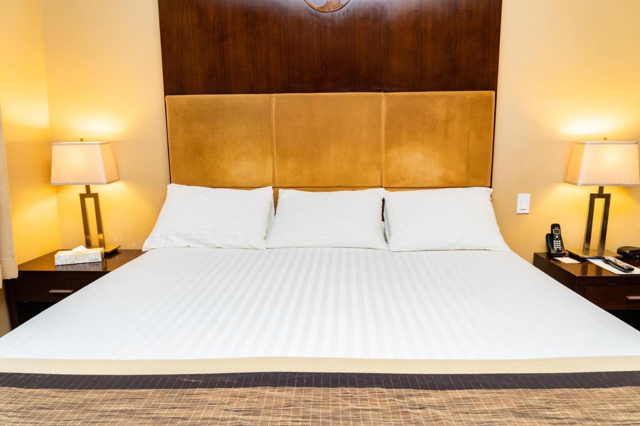 SKKY Hotel Whitehorse Buitenkant foto