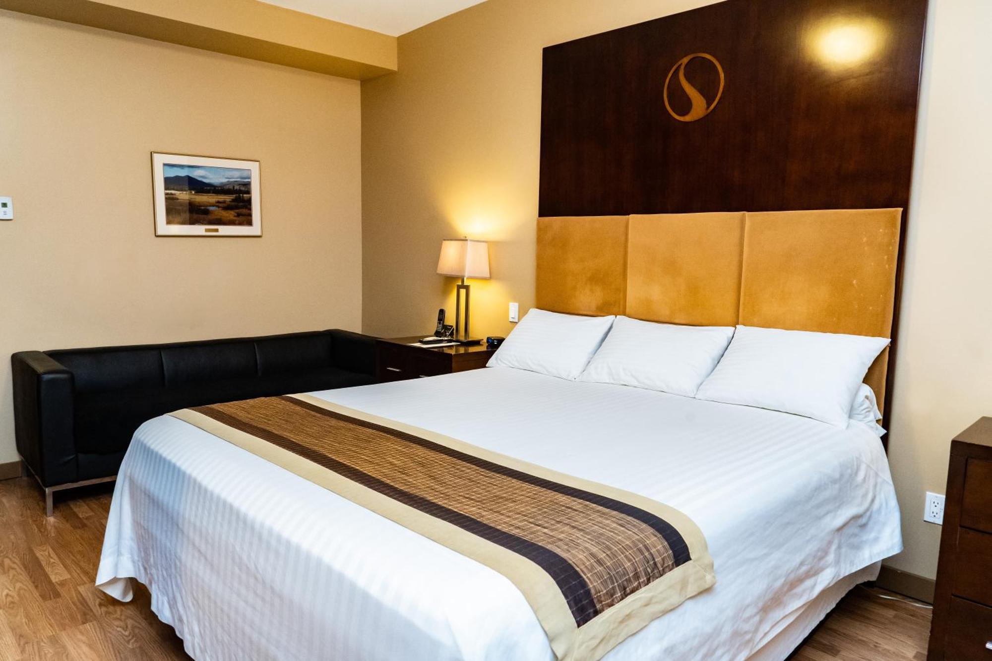 SKKY Hotel Whitehorse Buitenkant foto
