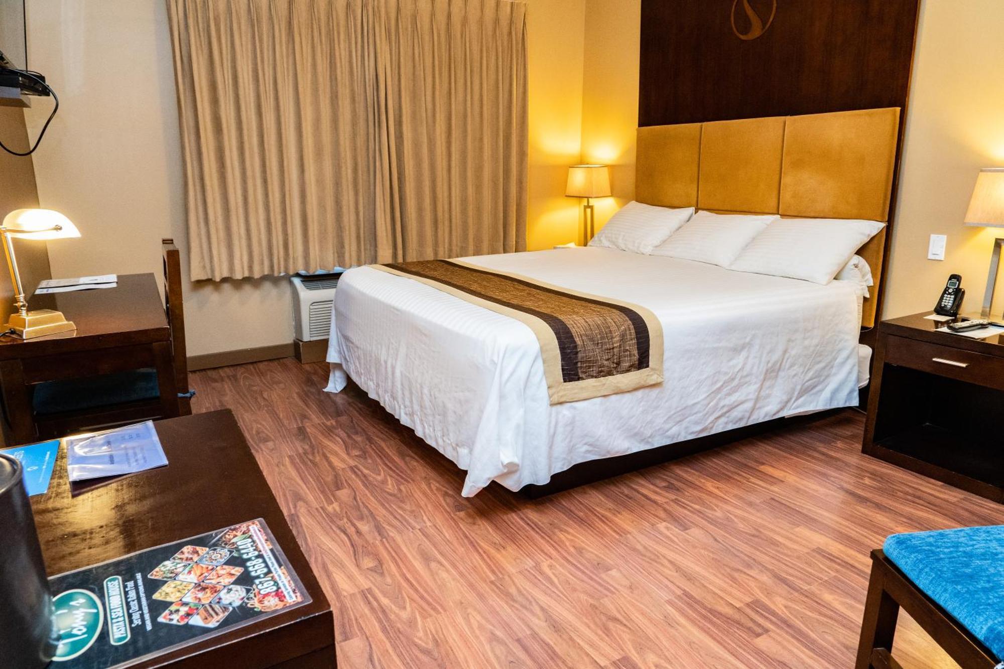 SKKY Hotel Whitehorse Buitenkant foto
