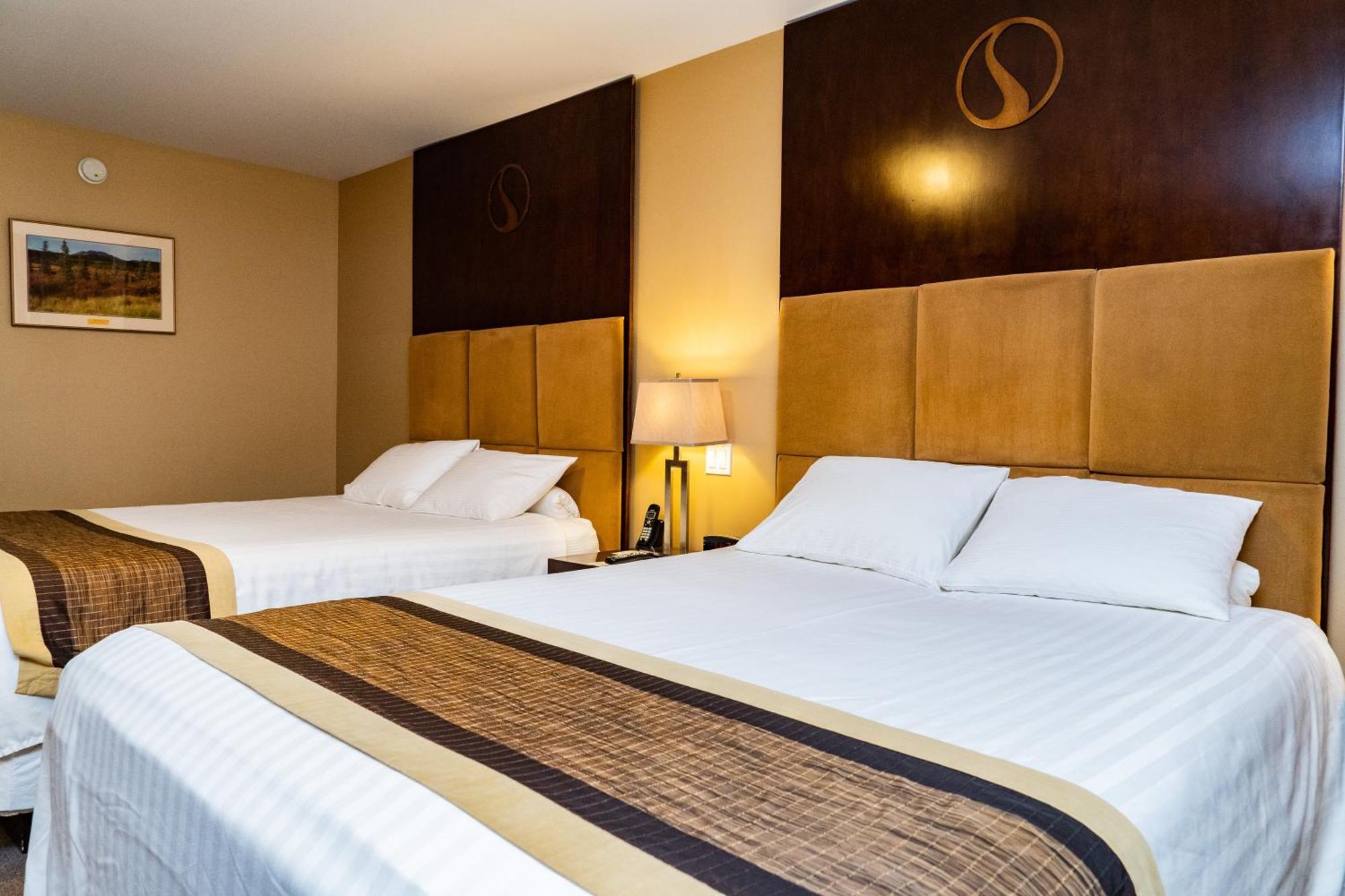 SKKY Hotel Whitehorse Buitenkant foto