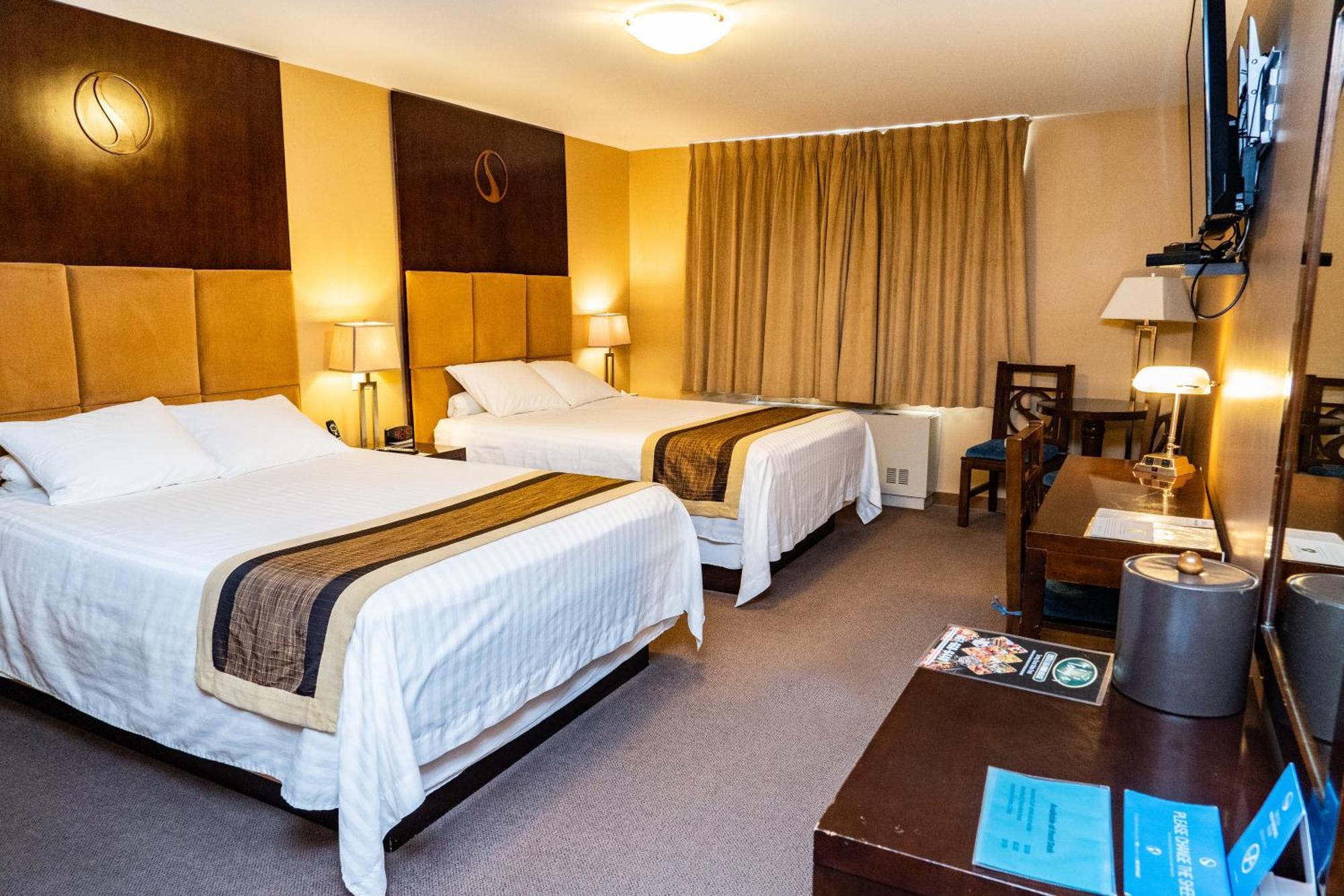 SKKY Hotel Whitehorse Buitenkant foto