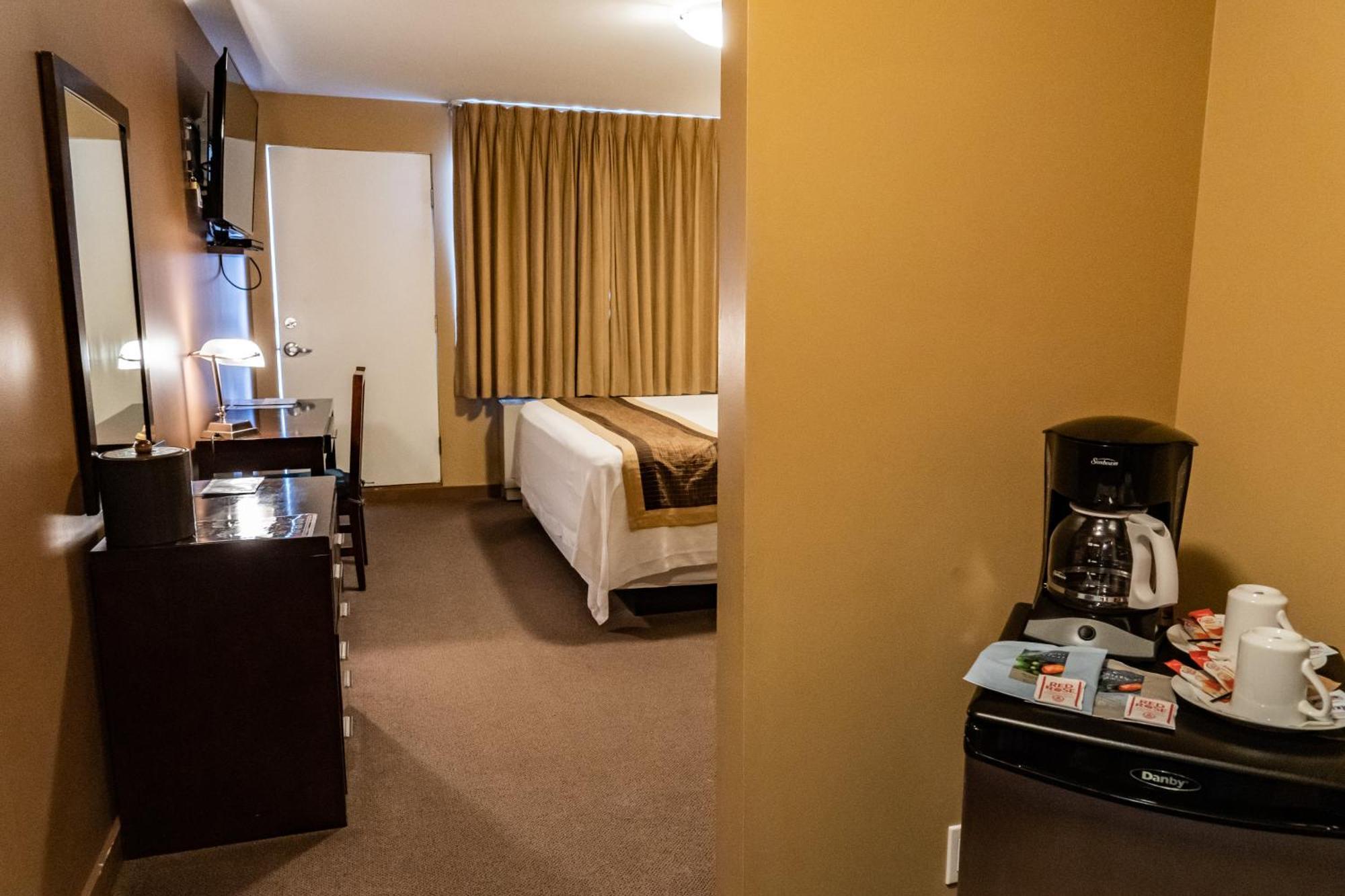 SKKY Hotel Whitehorse Buitenkant foto