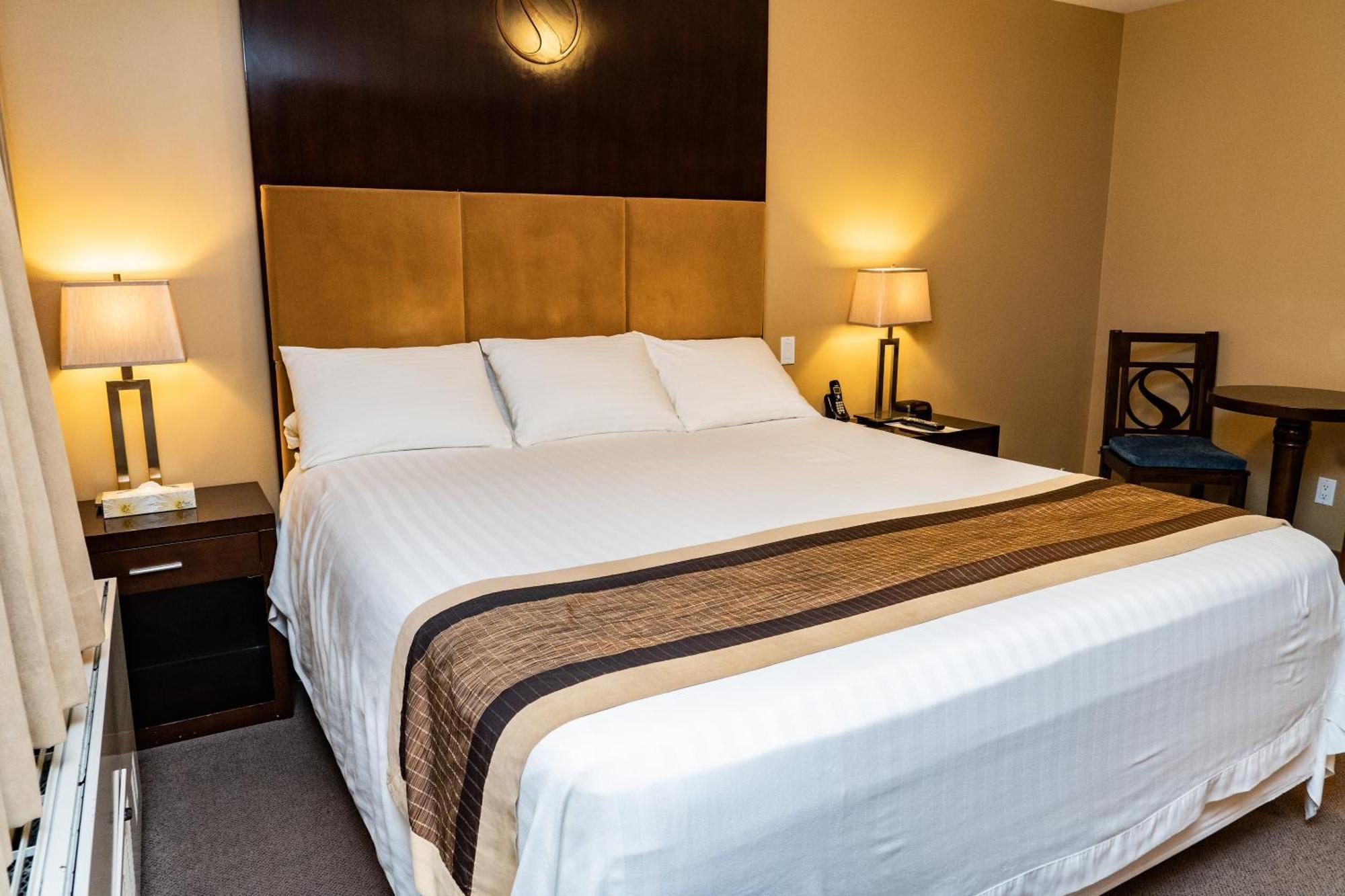 SKKY Hotel Whitehorse Buitenkant foto