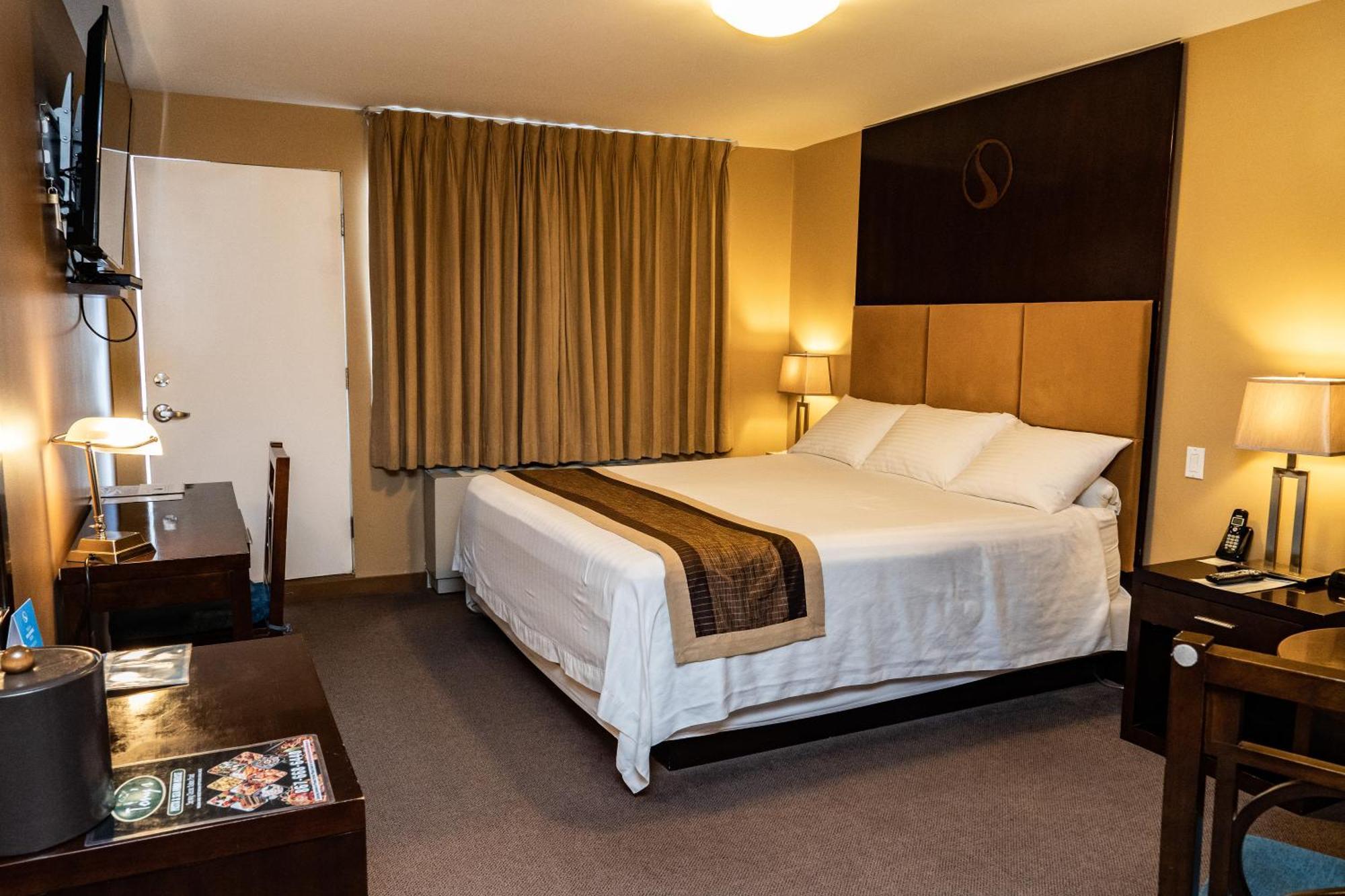 SKKY Hotel Whitehorse Buitenkant foto