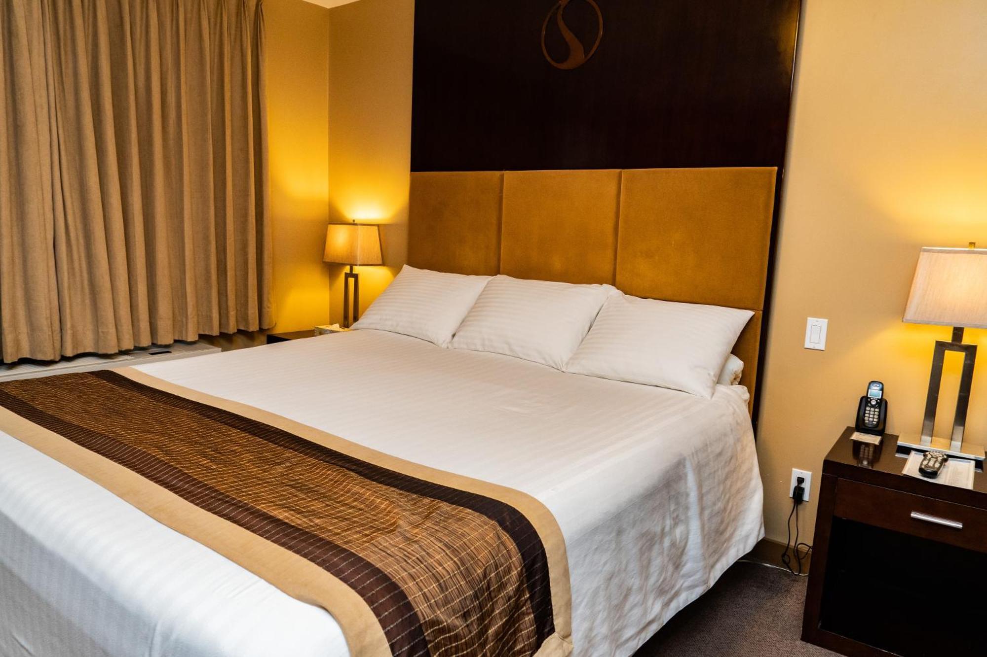 SKKY Hotel Whitehorse Buitenkant foto