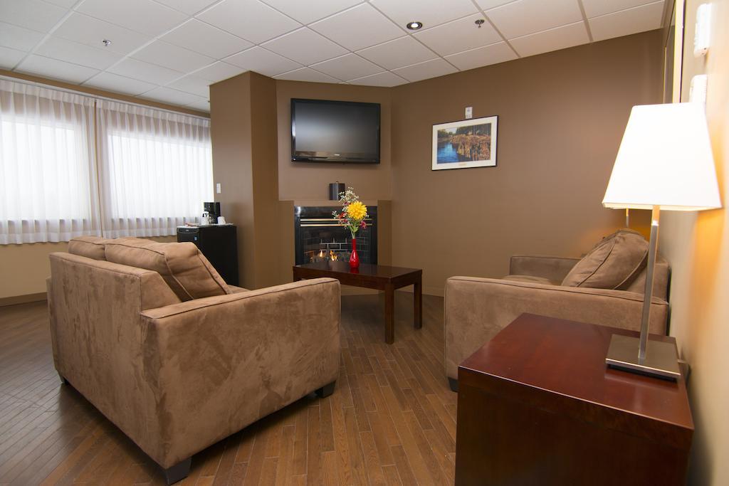 SKKY Hotel Whitehorse Buitenkant foto